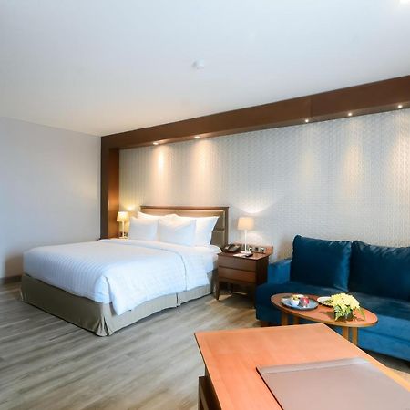 The Excelton Hotel Palembang Luaran gambar
