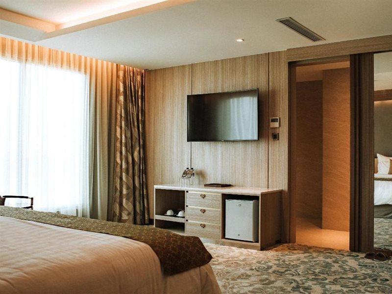 The Excelton Hotel Palembang Luaran gambar