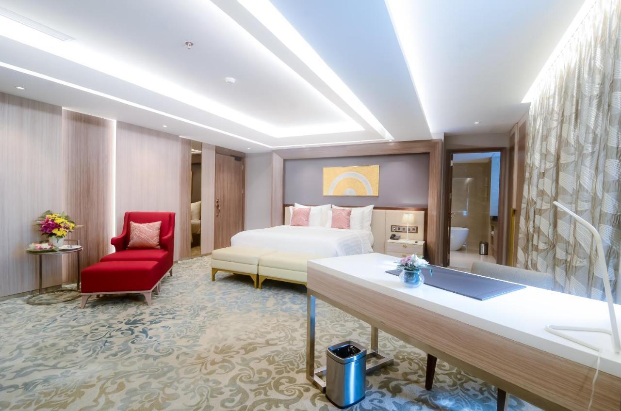 The Excelton Hotel Palembang Luaran gambar