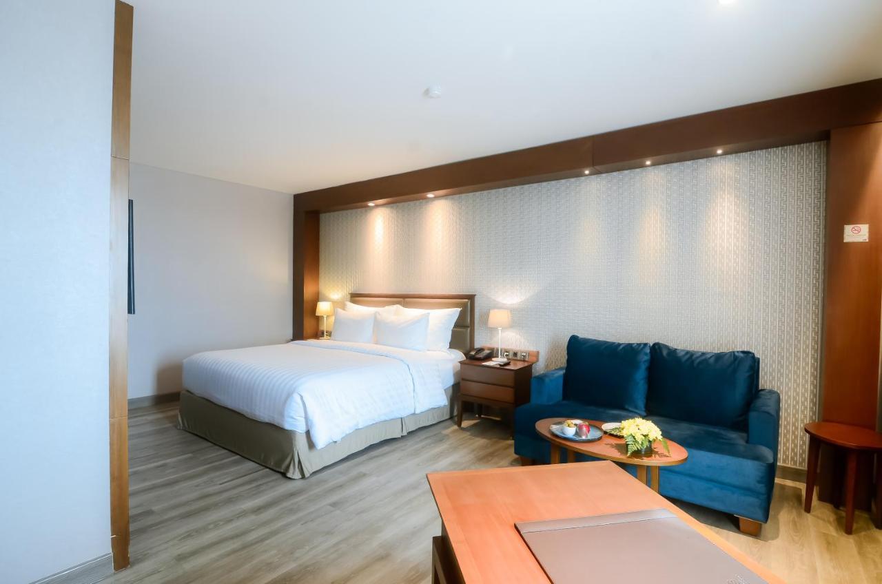 The Excelton Hotel Palembang Luaran gambar