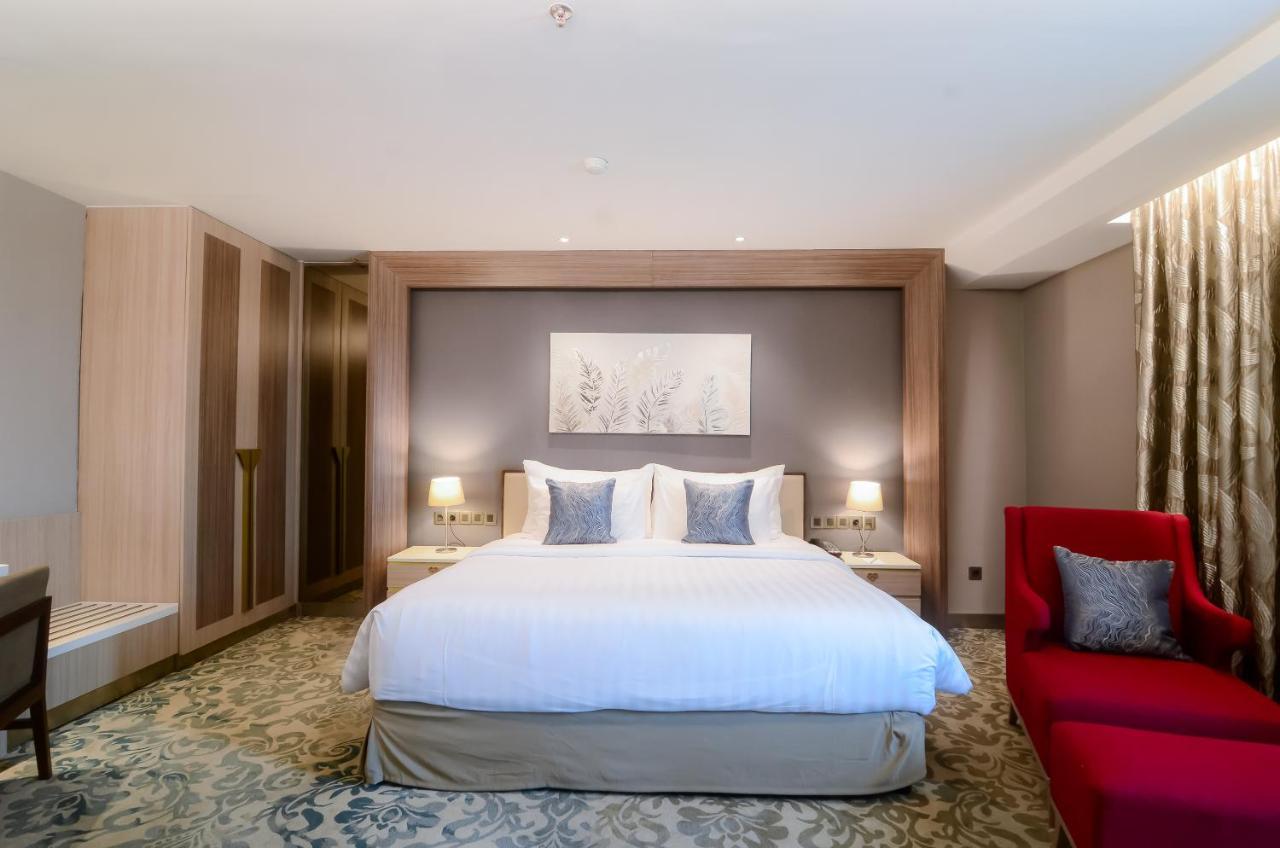 The Excelton Hotel Palembang Luaran gambar