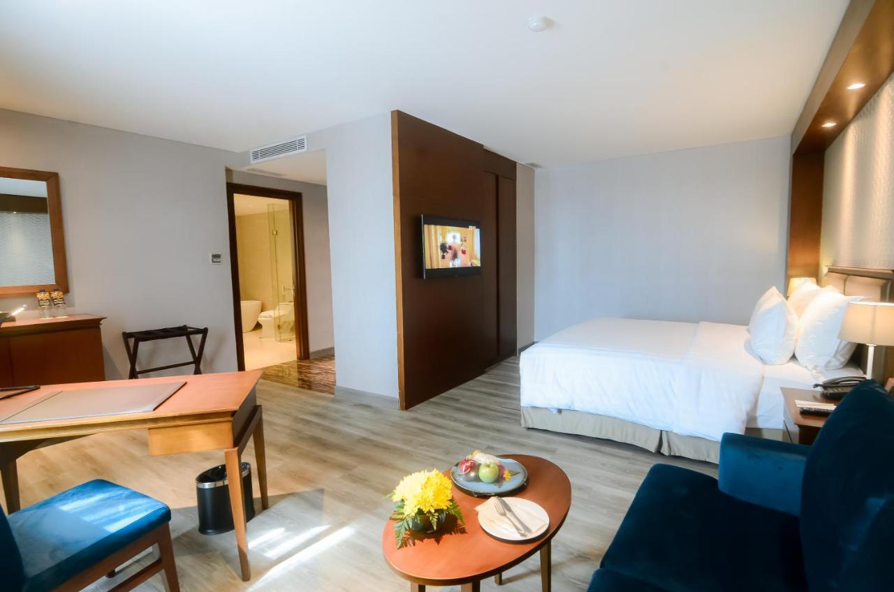 The Excelton Hotel Palembang Luaran gambar