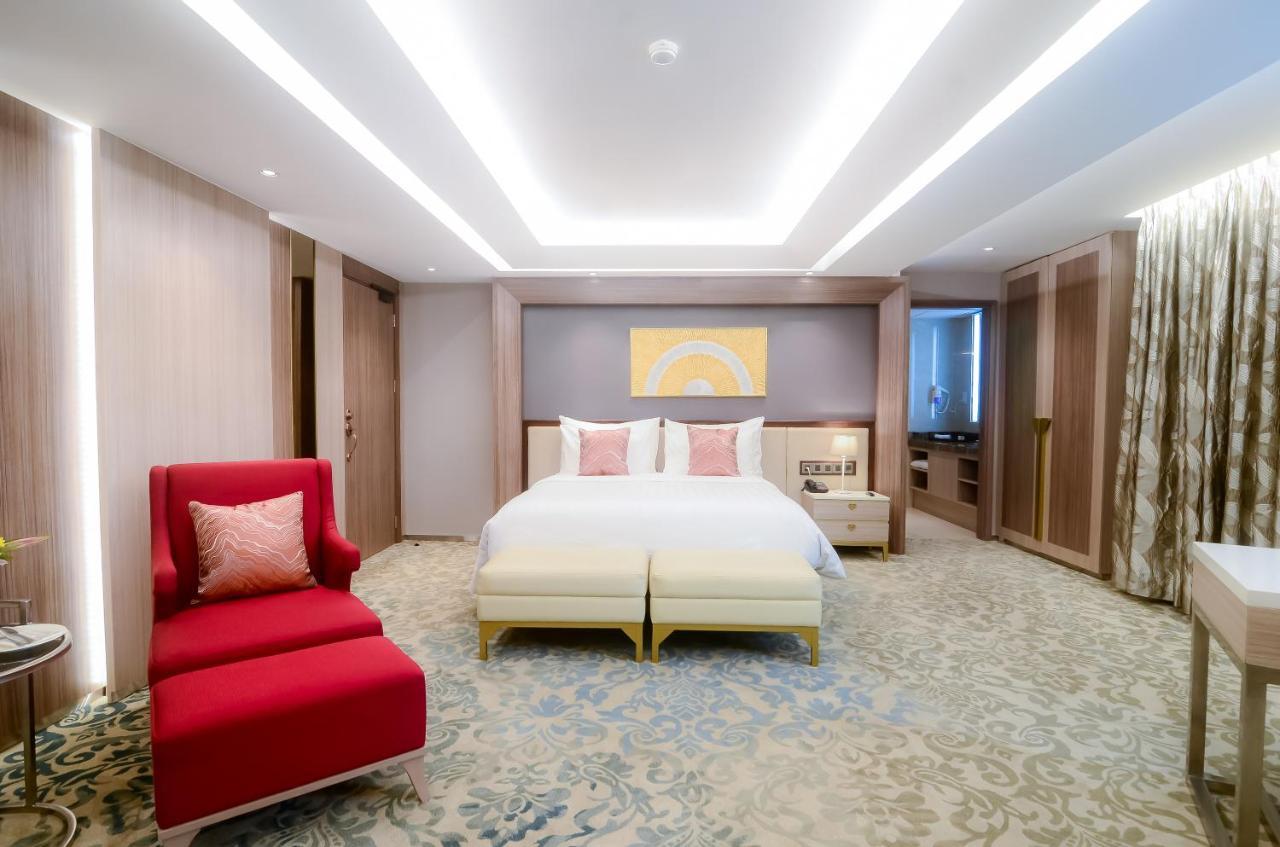 The Excelton Hotel Palembang Luaran gambar