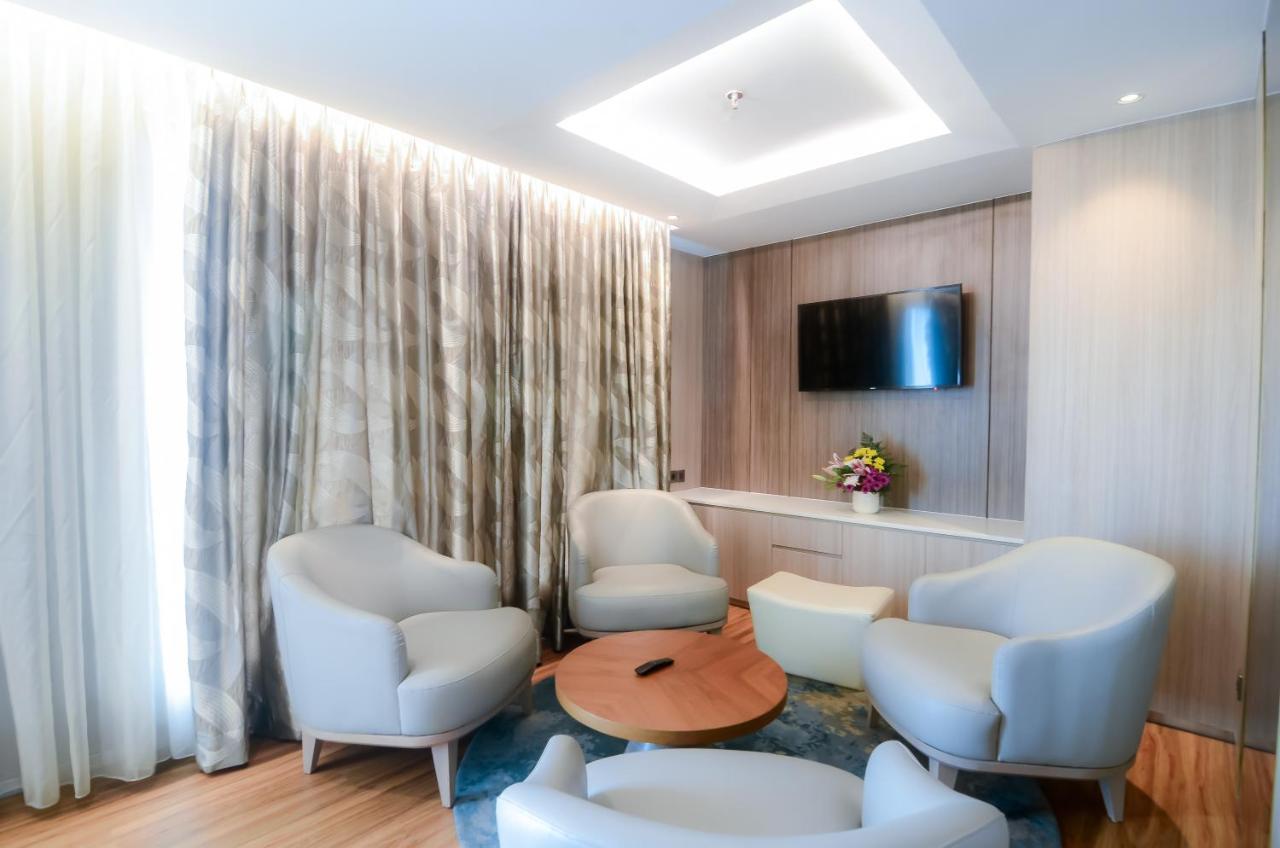 The Excelton Hotel Palembang Luaran gambar