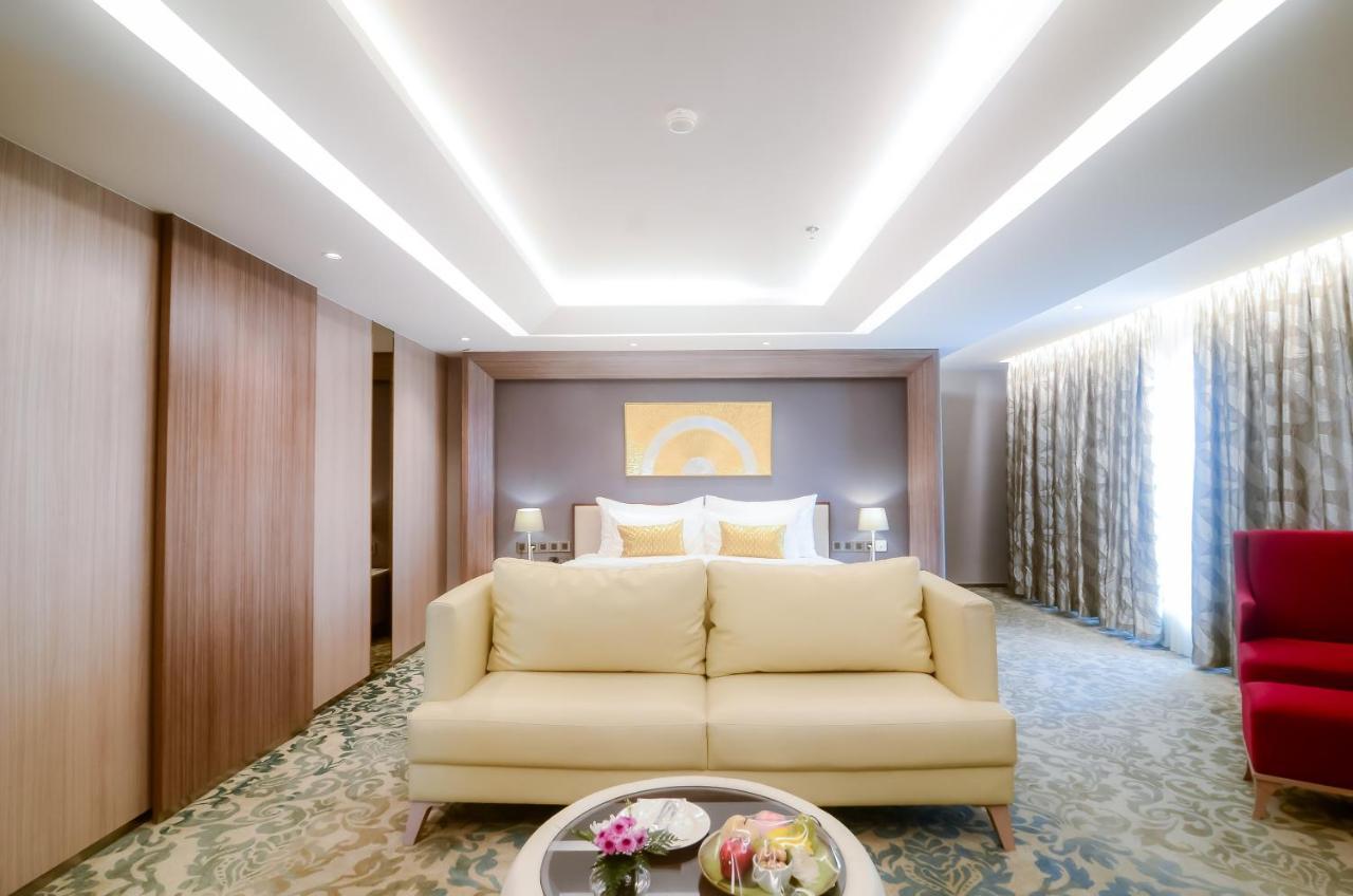 The Excelton Hotel Palembang Luaran gambar