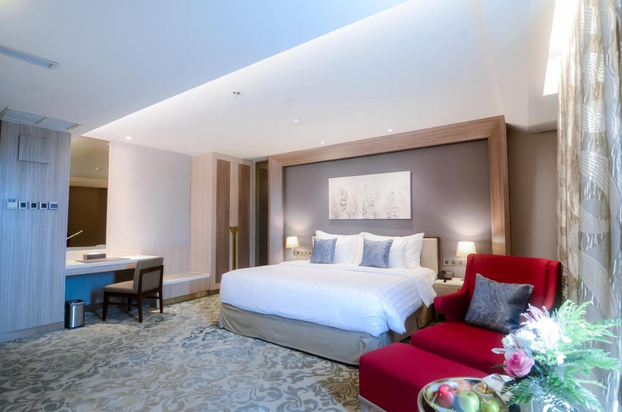 The Excelton Hotel Palembang Luaran gambar