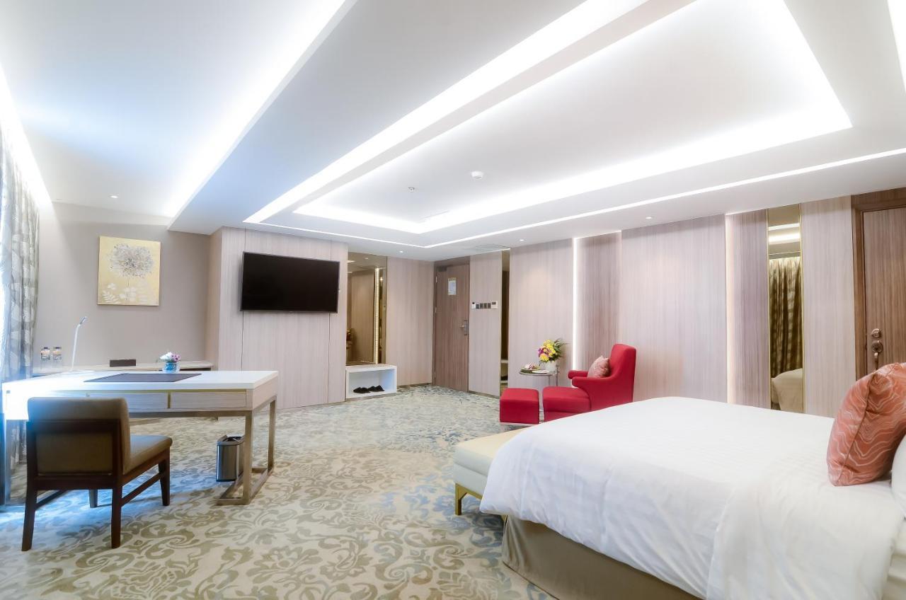 The Excelton Hotel Palembang Luaran gambar
