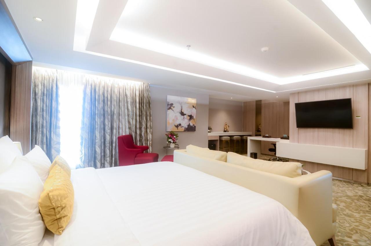 The Excelton Hotel Palembang Luaran gambar