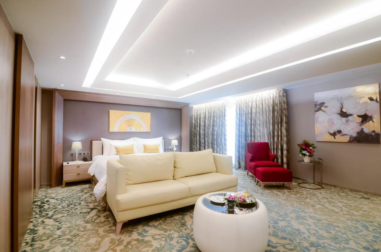The Excelton Hotel Palembang Luaran gambar