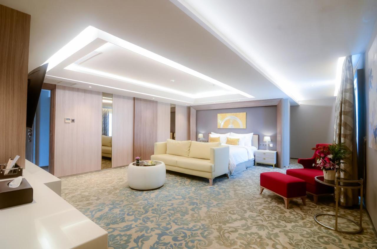 The Excelton Hotel Palembang Luaran gambar