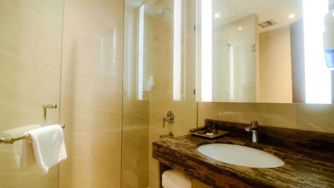 The Excelton Hotel Palembang Luaran gambar
