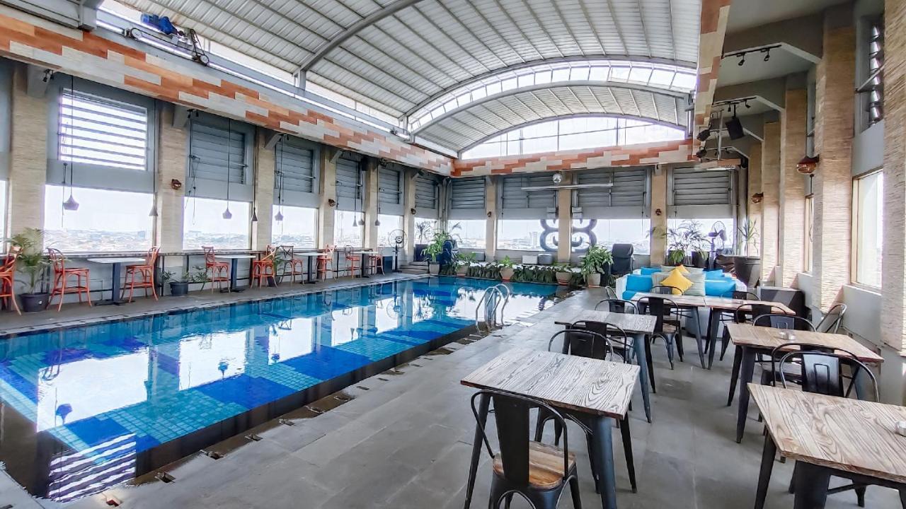 The Excelton Hotel Palembang Luaran gambar