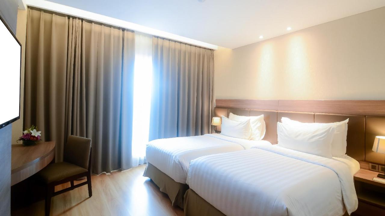 The Excelton Hotel Palembang Luaran gambar