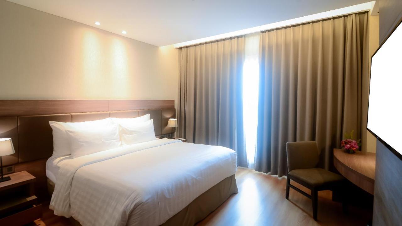 The Excelton Hotel Palembang Luaran gambar