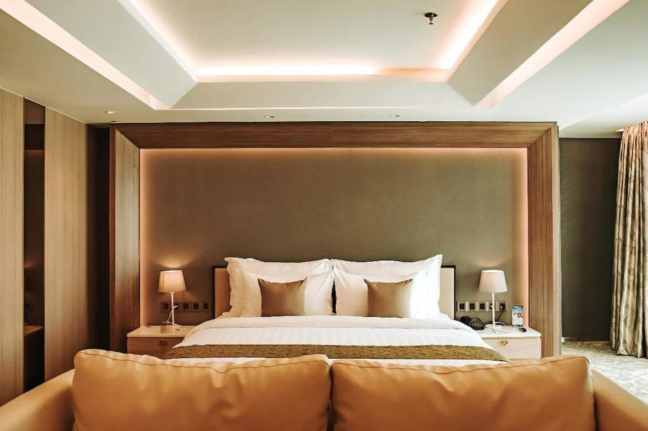 The Excelton Hotel Palembang Luaran gambar